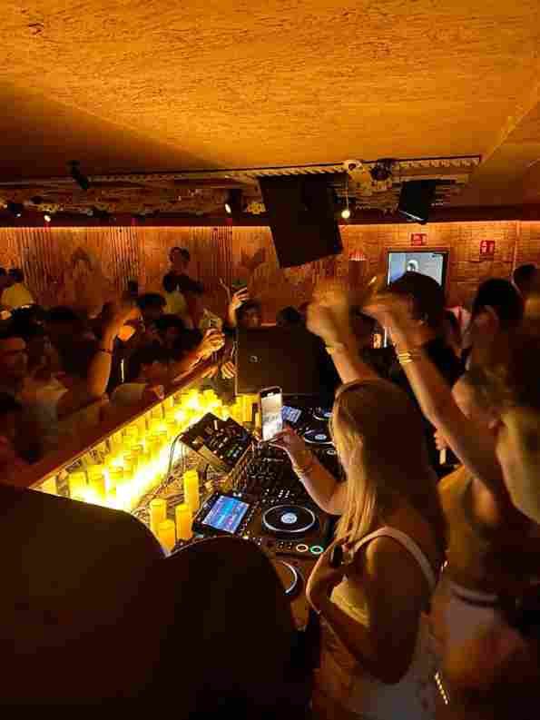 سبک هاوس چیست؟ آشنایی کامل با تاریخچه، ویژگی‌ها و زیرشاخه‌های House Music